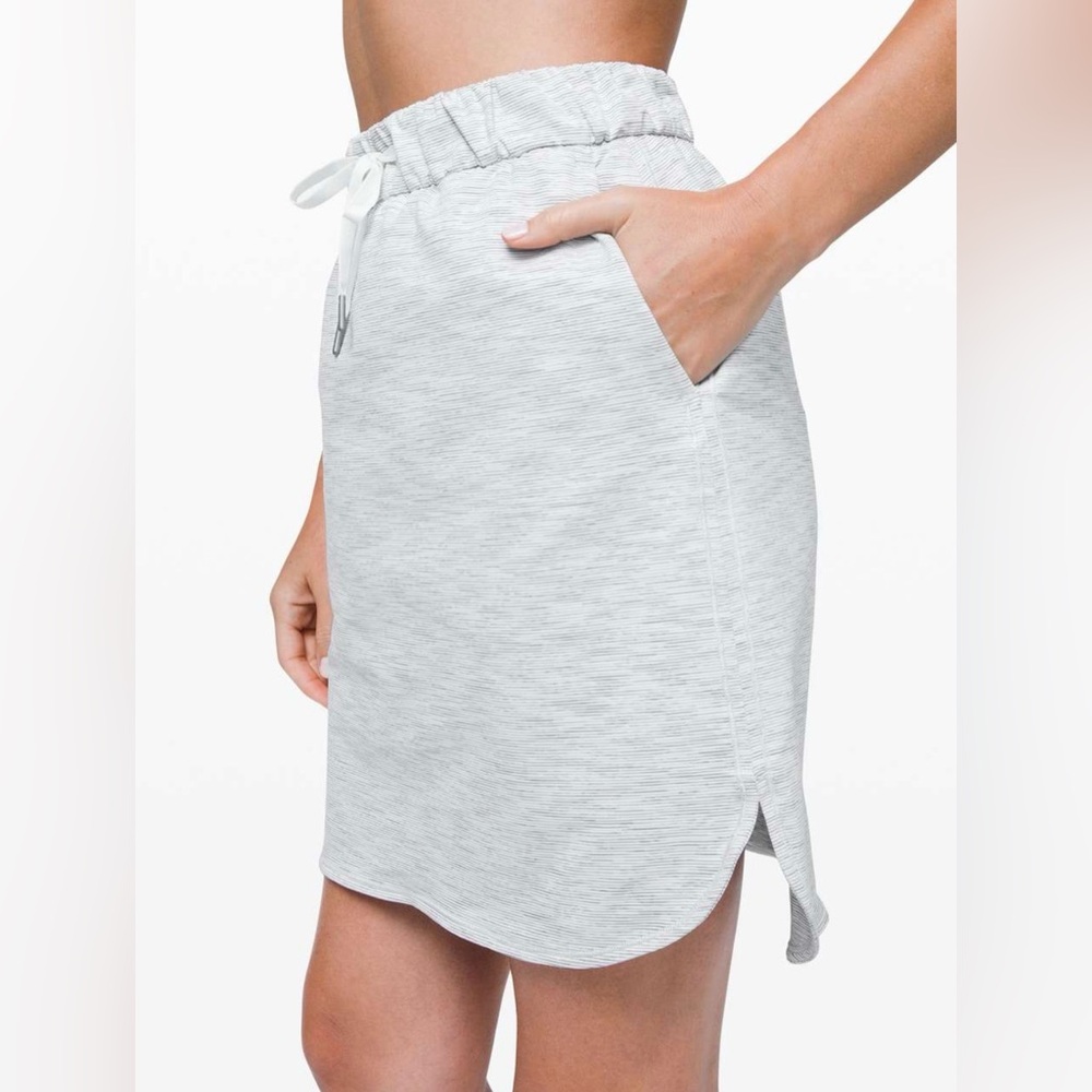 Lululemon On the Fly Skirt *Woven
Wee Are From Space Nimbus Battleship size 6